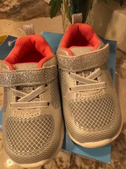 Neue Kinder-Sneaker von Munchkin by Stride Rite in Silber mit Glitzerdetails und pinkem Innenfutter.