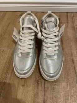 Neue modische Schuhe