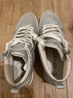 Neue modische Schuhe