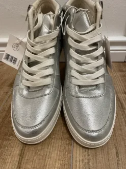 Neue modische Schuhe