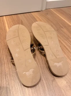 Neue Mustang Sandalen / Schlappen Gr. 38 – mit Glitzer & Perlen