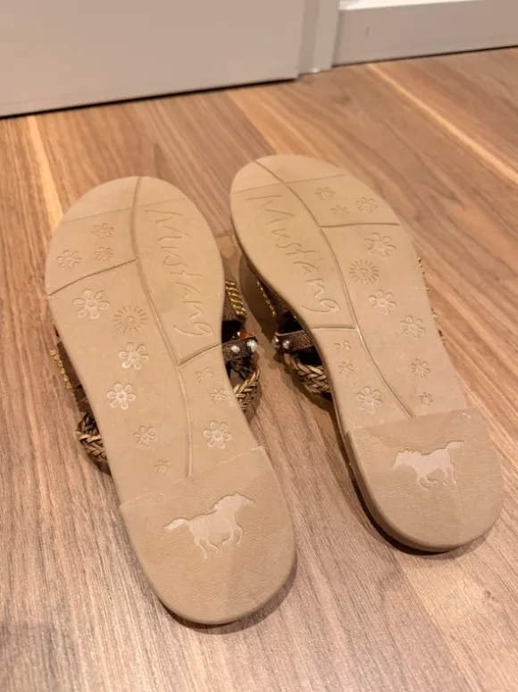 Neue Mustang Sandalen / Schlappen Gr. 38 – mit Glitzer & Perlen