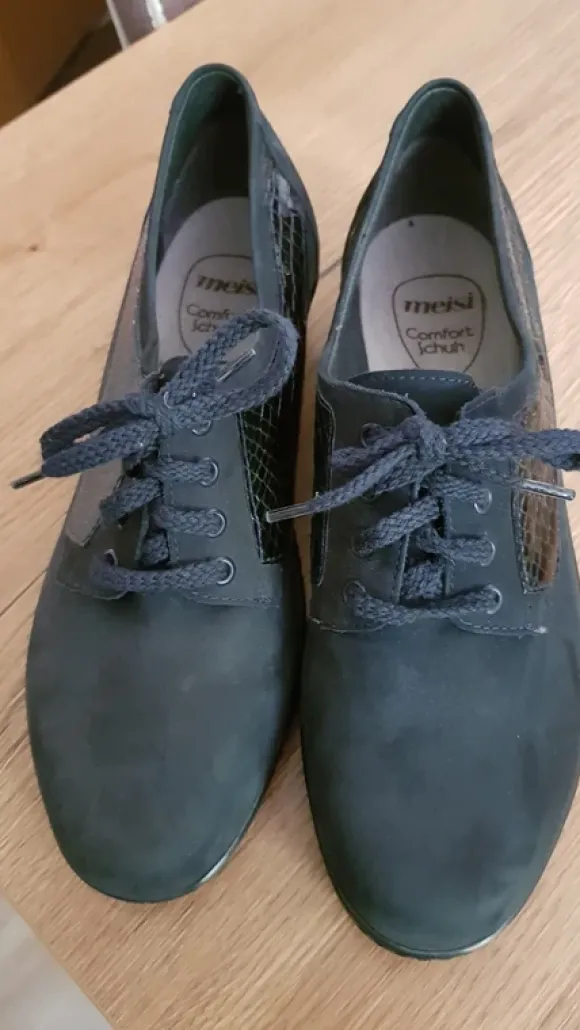 Neue Schuhe, schwarz