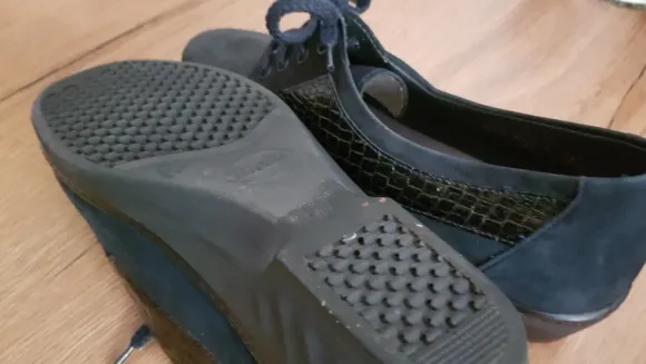 Neue Schuhe, schwarz