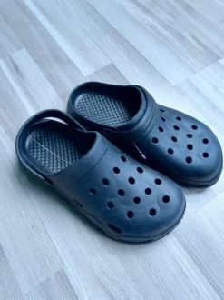 Neue schwarze Clogs Gr. 44–45 (fallen kleiner aus wie ca. 41–42)