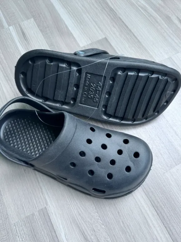 Neue schwarze Clogs Gr. 44–45 (fallen kleiner aus wie ca. 41–42)