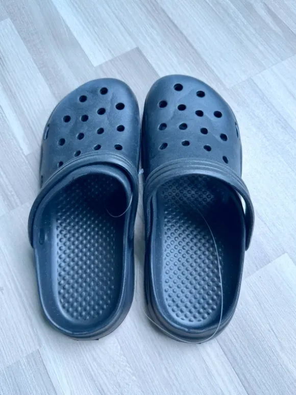 Neue schwarze Clogs Gr. 44–45 (fallen kleiner aus wie ca. 41–42)