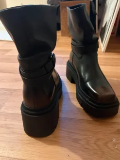 Neue schwere Boots