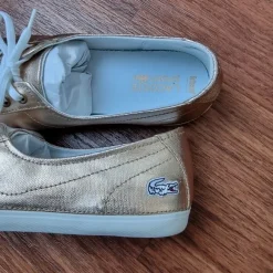 Neue Sneaker von Lacoste, Gr. 40, goldfarben