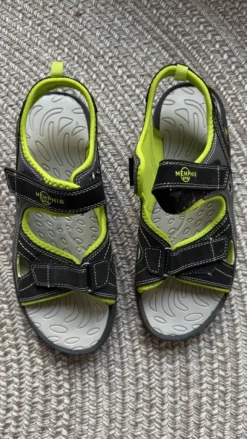 Neue, ungetragene Sandalen von Memphis One in Größe 41.
