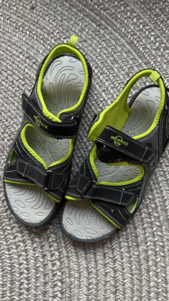 Neue, ungetragene Sandalen von Memphis One in Größe 41.