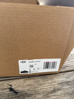 Neue ungetragene Ugg Mules aus schwarzem Leder