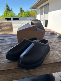 Neue ungetragene Ugg Mules aus schwarzem Leder
