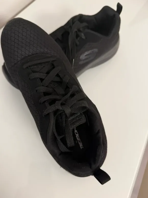 Neuw. Schwarze Skechers in Gr. 39