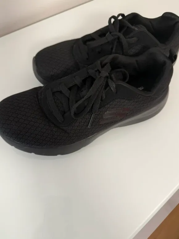 Neuw. Schwarze Skechers in Gr. 39