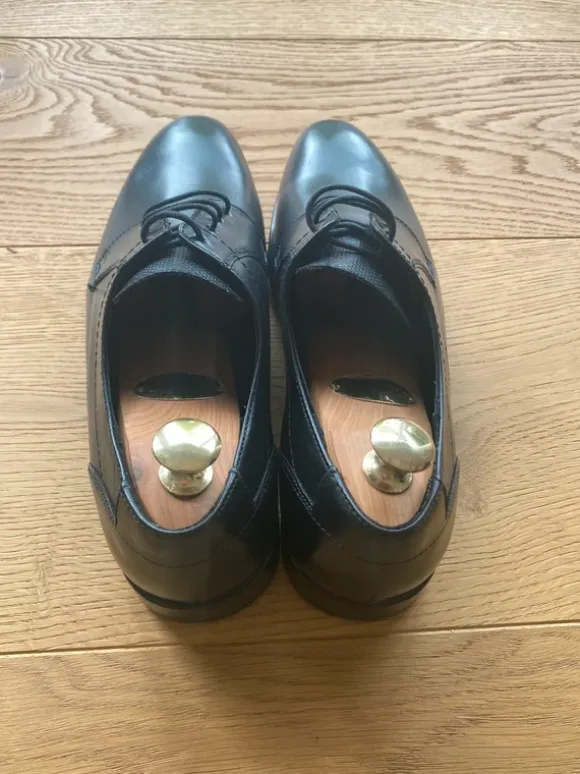 Neuwertiger, eleganter , schwarzer Schnürschuh von Lloyd
