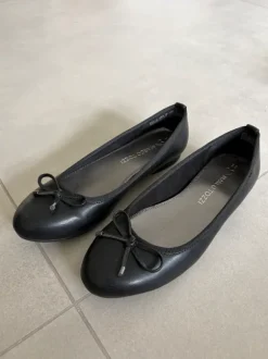 Nicht getragene schwarze Ballarina