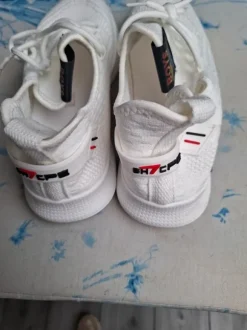 Nieuwe sportschoenen 43
