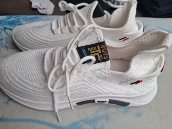 Nieuwe sportschoenen 43