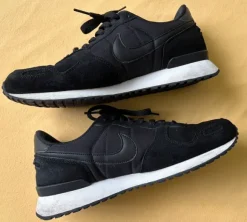 Nike Air Sneaker in Gr.42,5 in Schwarz mit Wildleder