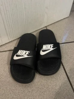 Nike Badeschlappen schwarz, weißes Logo Größe 39