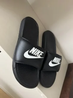 Nike badslippers slippers heren maat 44 zwart z.g.a.n.