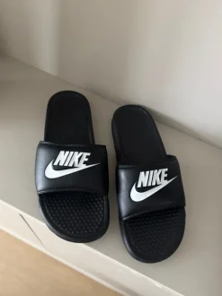 Nike badslippers slippers heren maat 44 zwart z.g.a.n.