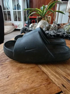 Nike calm slipper