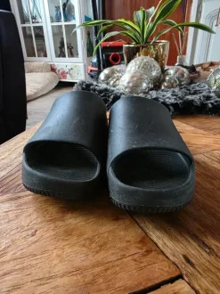 Nike calm slipper