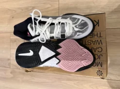 Nike KYRIE 8 Maat 42