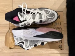Nike KYRIE 8 Maat 42