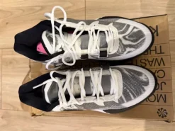 Nike KYRIE 8 Maat 42