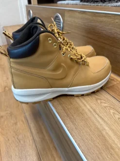 Nike Manoa