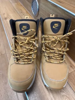Nike Manoa