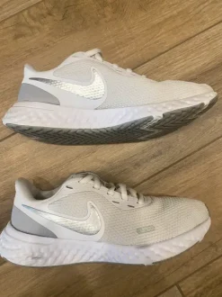 Nike Revolution 5