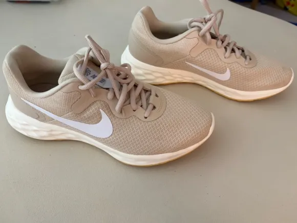 Nike Revolution hardloopschoenen size 40
