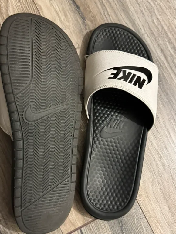 Nike Slides / Badeschuhe bequeme Hausschuhe