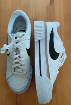 Nike Sportschuhe Turnschuhe weiß Gr. 44