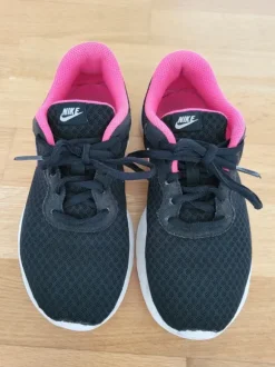 Nike Tanjun Laufschuh Gr. 35 Turnschuh Sneaker