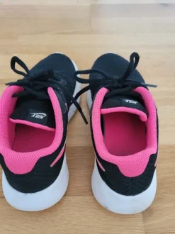 Nike Tanjun Laufschuh Gr. 35 Turnschuh Sneaker