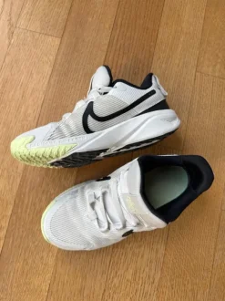 Nike Turnschuhe Gr. 29,5 weiß Sneaker