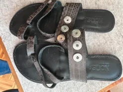 Noosa Zehensteg Sandalen Größe 38