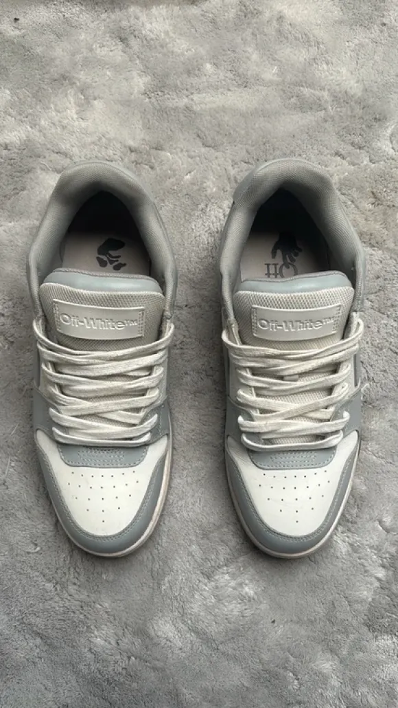 Off white sneaker