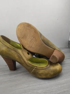 Olijfgroene leren pump SPM met houten hak en grspdetail maat 36