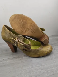 Olijfgroene leren pump SPM met houten hak en grspdetail maat 36