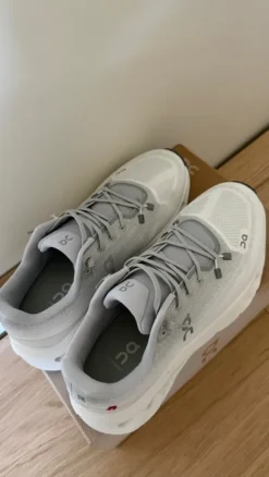 On Cloud Schoenen Grijs/Wit