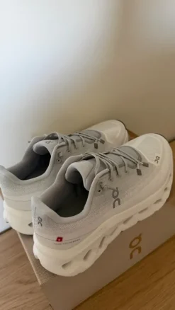 On Cloud Schoenen Grijs/Wit
