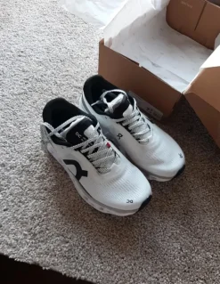 On running shoes cloudmonster 2 Wit 40