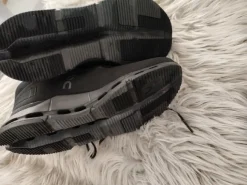 On Schuhe all black