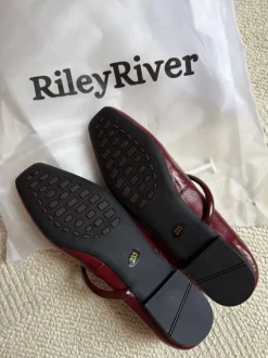 Original verpackte Bordeauxrote Spangenschuhe von RileyRiver, Gr.37